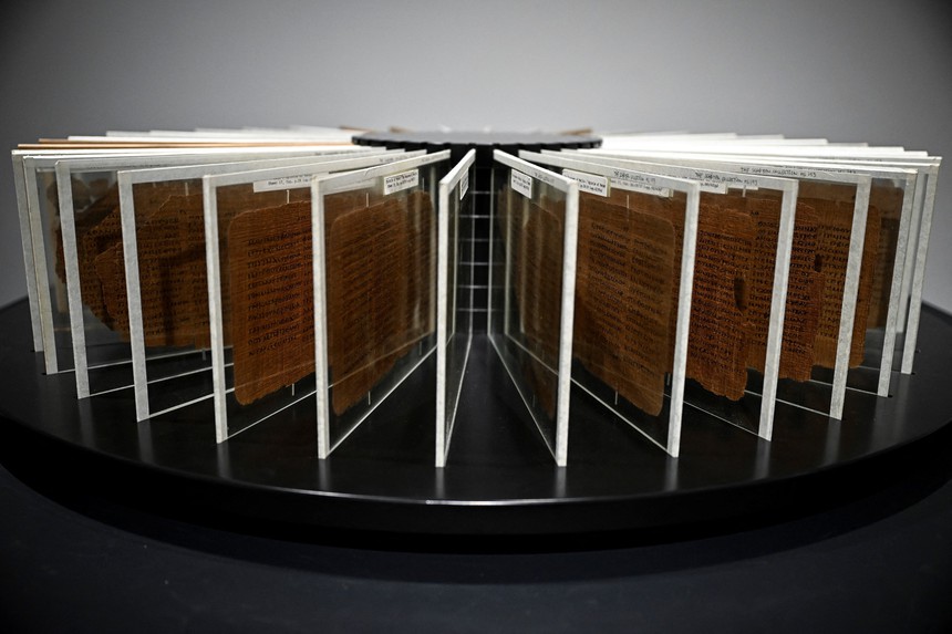 Đấu giá một trong những cuốn sách cổ nhất thế giới - Ảnh 1.