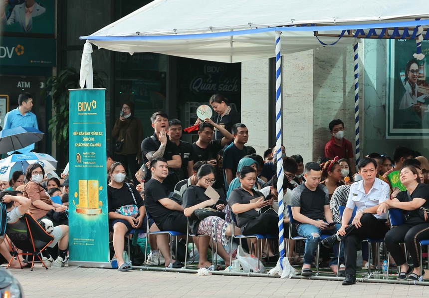 Hà Nội: Người dân vẫn xếp hàng mua vàng từ sáng sớm - Ảnh 2.