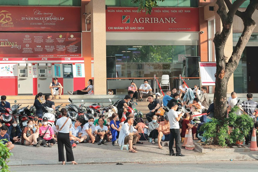 Hà Nội: Người dân vẫn xếp hàng mua vàng từ sáng sớm - Ảnh 3.