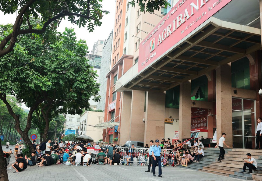 Hà Nội: Người dân vẫn xếp hàng mua vàng từ sáng sớm - Ảnh 4.