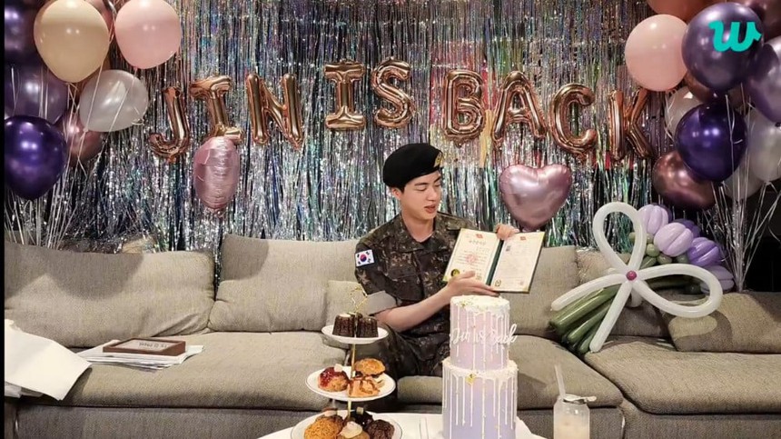 6 điểm nổi bật từ 'Comeback Weverse LIVE' cho thấy Jin BTS vẫn là một chàng trai đáng yêu như xưa - Ảnh 7.