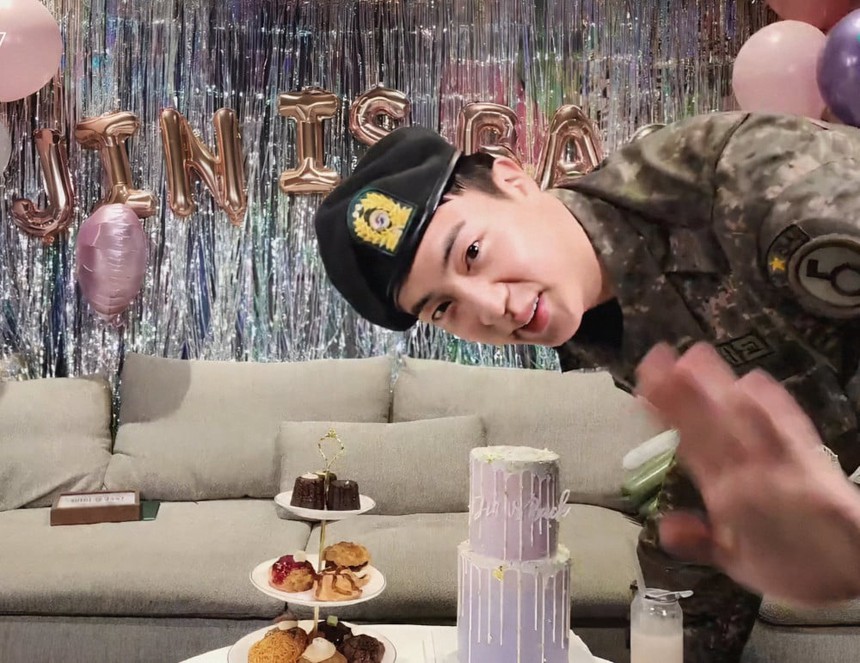 6 điểm nổi bật từ 'Comeback Weverse LIVE' cho thấy Jin BTS vẫn là một chàng trai đáng yêu như xưa - Ảnh 8.