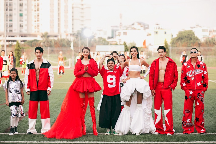 Minh Tú - Lan Khuê “đụng độ” trên cùng sàn runway - Ảnh 4.