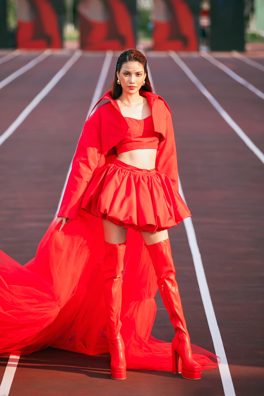 Minh Tú - Lan Khuê “đụng độ” trên cùng sàn runway - Ảnh 3.