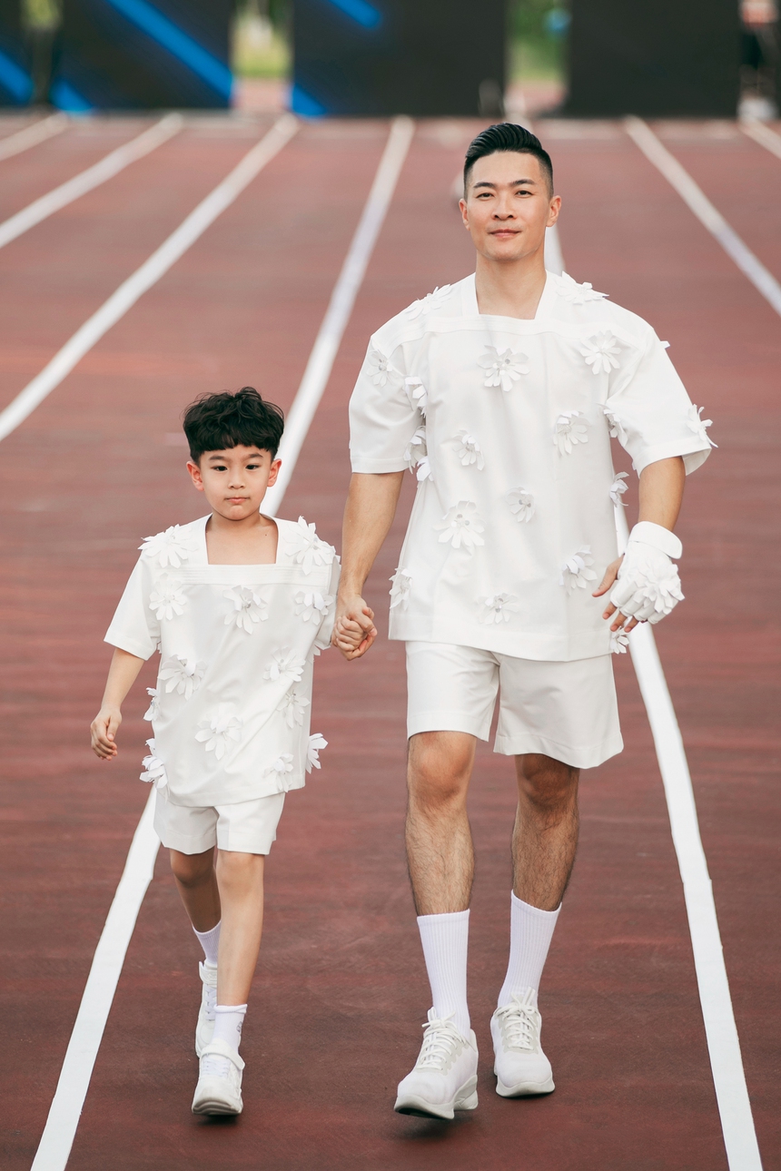 Minh Tú - Lan Khuê “đụng độ” trên cùng sàn runway - Ảnh 6.