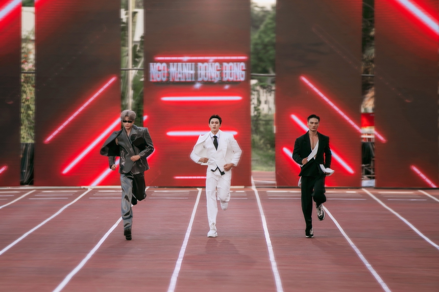 Minh Tú - Lan Khuê “đụng độ” trên cùng sàn runway - Ảnh 1.