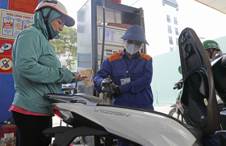 Giá xăng tăng, RON 95 vượt 22.200 đồng/lít - Ảnh 1. Giá xăng tăng, RON 95 vượt 22.200 đồng/lít - Ảnh 1.