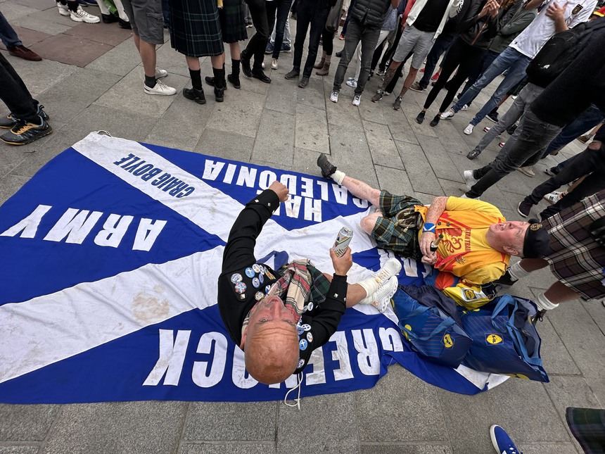 BLV Anh Ngọc từ Munich: Cổ động viên Scotland và màn nhậu không giống ai ở Munich - Ảnh 4.