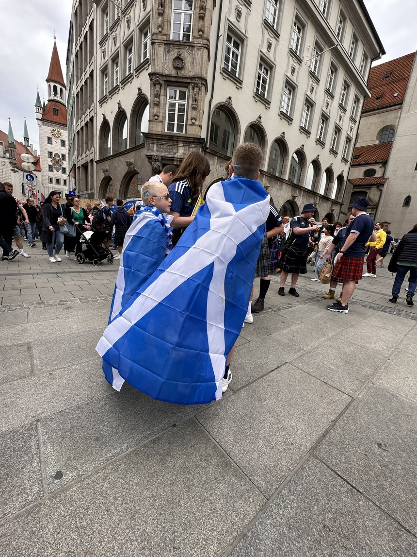 BLV Anh Ngọc từ Munich: Cổ động viên Scotland và màn nhậu không giống ai ở Munich - Ảnh 5.