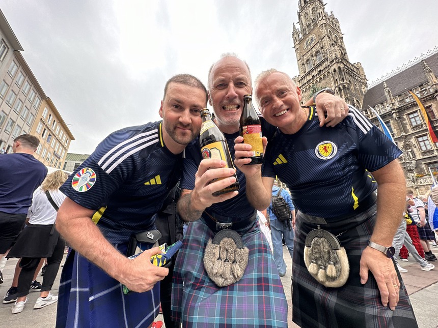 BLV Anh Ngọc từ Munich: Cổ động viên Scotland và màn nhậu không giống ai ở Munich - Ảnh 8.