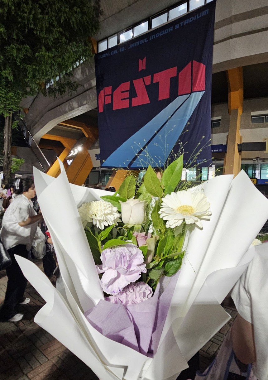 Jin BTS kể chuyện và tặng 4000 ARMY bó hoa tím tại sự kiện dành cho fan sau khi xuất ngũ - Ảnh 14.