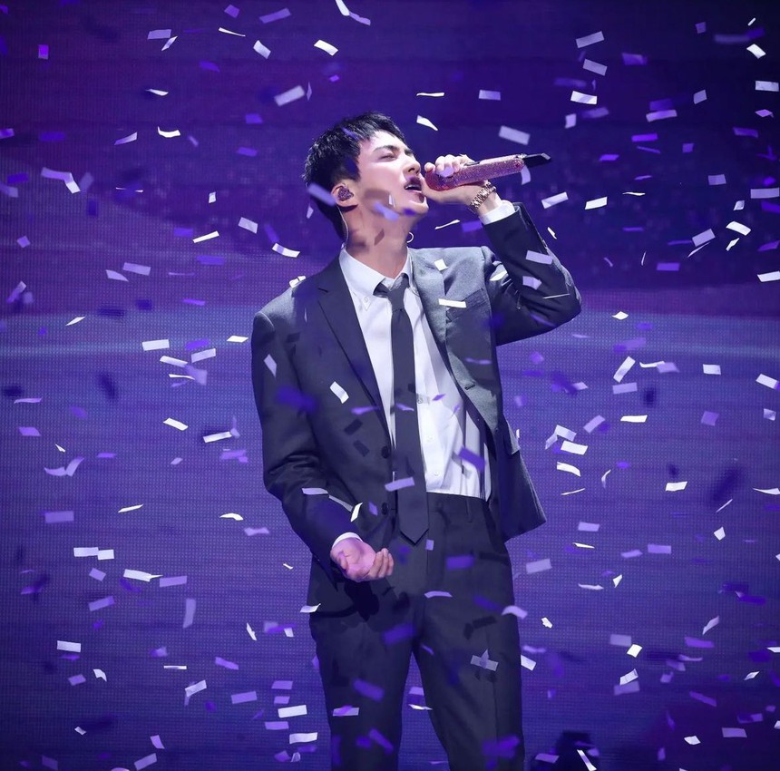 Jin BTS kể chuyện và tặng 4000 ARMY bó hoa tím tại sự kiện dành cho fan sau khi xuất ngũ - Ảnh 4.
