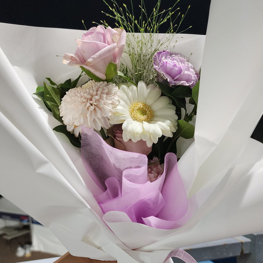 Jin BTS kể chuyện và tặng 4000 ARMY bó hoa tím tại sự kiện dành cho fan sau khi xuất ngũ - Ảnh 9.