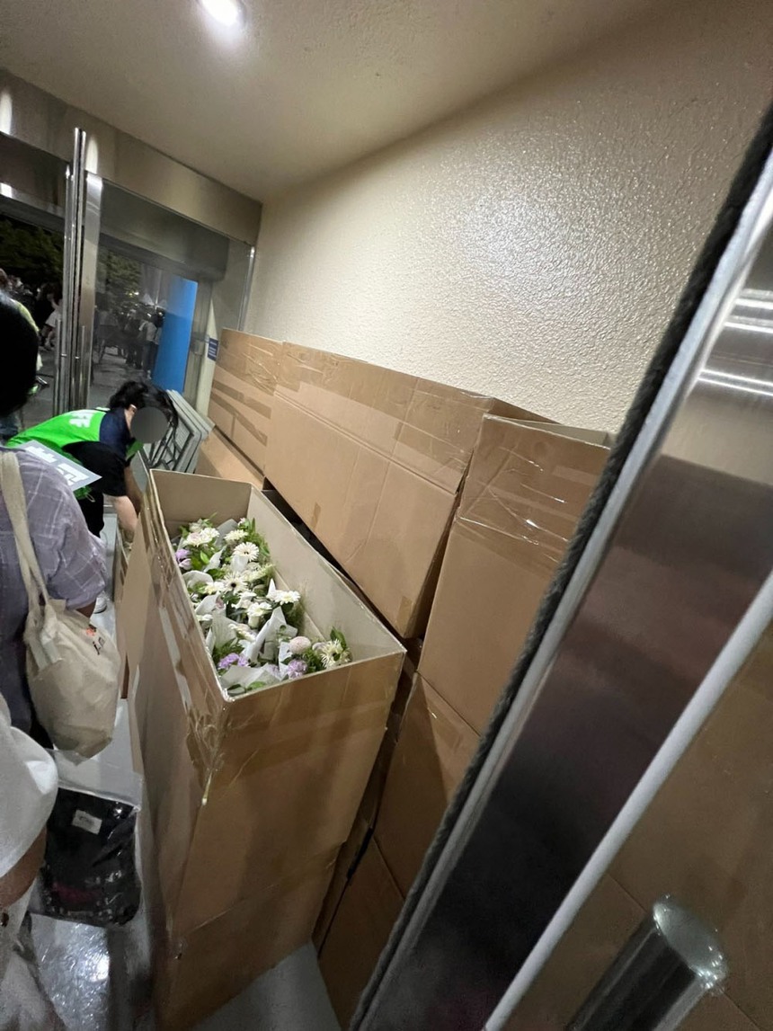 Jin BTS kể chuyện và tặng 4000 ARMY bó hoa tím tại sự kiện dành cho fan sau khi xuất ngũ - Ảnh 7.