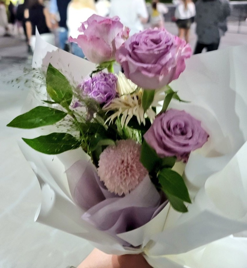 Jin BTS kể chuyện và tặng 4000 ARMY bó hoa tím tại sự kiện dành cho fan sau khi xuất ngũ - Ảnh 11.