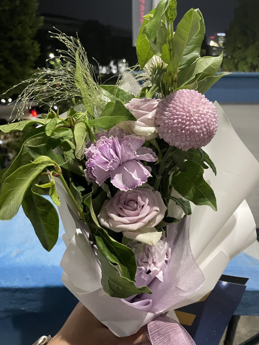 Jin BTS kể chuyện và tặng 4000 ARMY bó hoa tím tại sự kiện dành cho fan sau khi xuất ngũ - Ảnh 12.