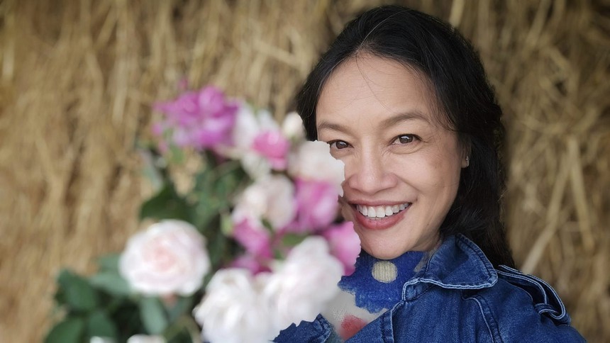 Mẹ chồng khó tính trong 'Mình yêu nhau, bình yên thôi': Ngoài đời dễ mến, là 'mẹ' tốt của Phương Oanh  - Ảnh 4.