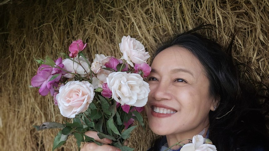 Mẹ chồng khó tính trong 'Mình yêu nhau, bình yên thôi': Ngoài đời dễ mến, là 'mẹ' tốt của Phương Oanh  - Ảnh 5.