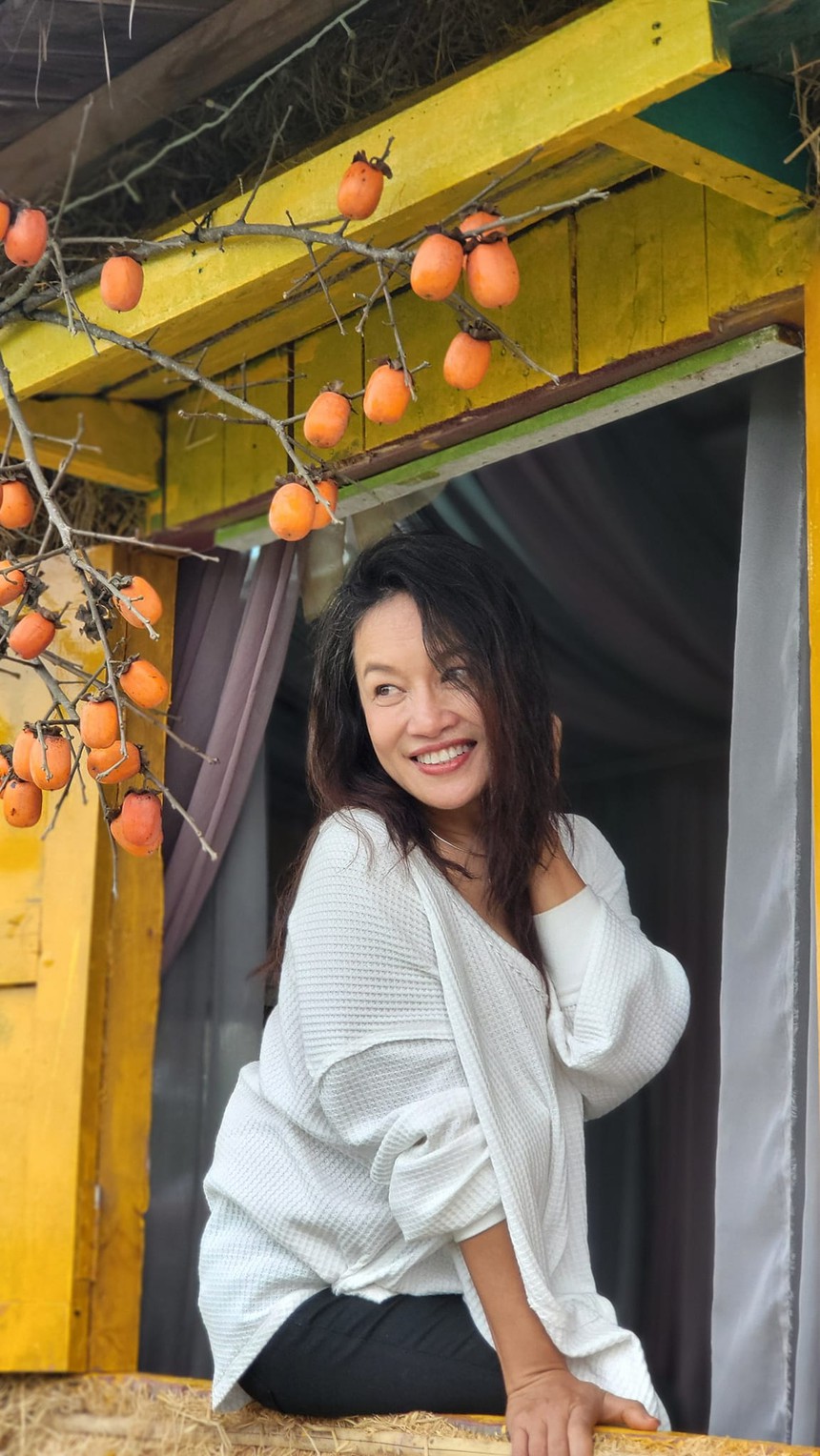 Mẹ chồng khó tính trong 'Mình yêu nhau, bình yên thôi': Ngoài đời dễ mến, là 'mẹ' tốt của Phương Oanh  - Ảnh 2.