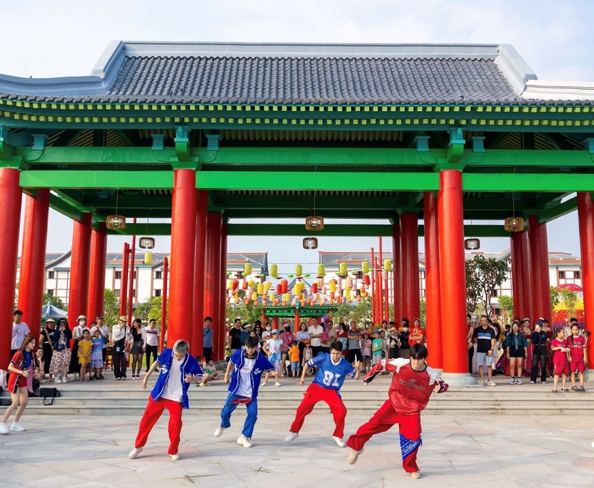 Vui chơi tới bến, check-in "cháy máy" tại thiên đường giải trí sôi động bậc nhất đất Cảng - Ảnh 2.