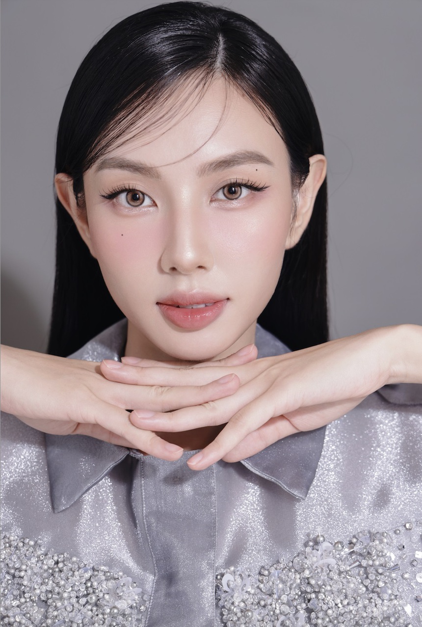 Hoa hậu Thuỳ Tiên báo tin vui, trở thành Thạc sĩ ở tuổi 26 - Ảnh 1.