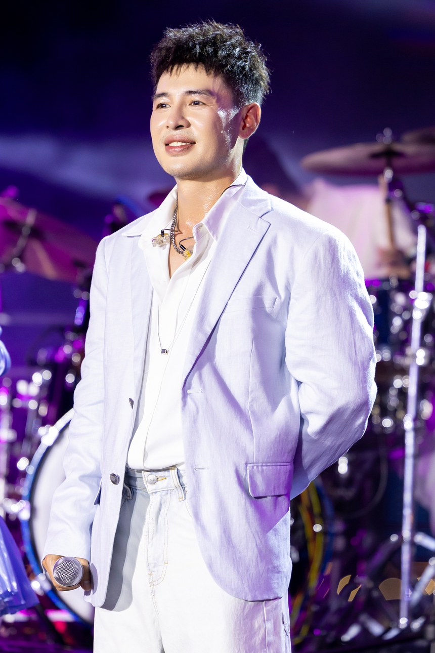 Hoàng Hải song ca với Hương Tràm, tiết lộ lý do "chuyển phòng ngủ lên máy bay" - Ảnh 3.