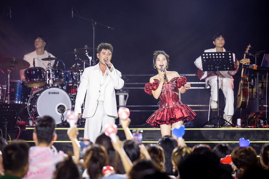 Hoàng Hải song ca với Hương Tràm, tiết lộ lý do "chuyển phòng ngủ lên máy bay" - Ảnh 1.