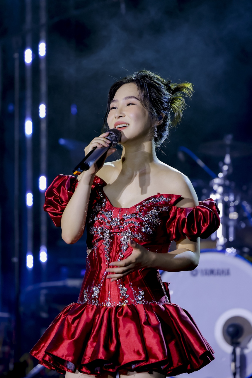 Hoàng Hải song ca với Hương Tràm, tiết lộ lý do "chuyển phòng ngủ lên máy bay" - Ảnh 5.