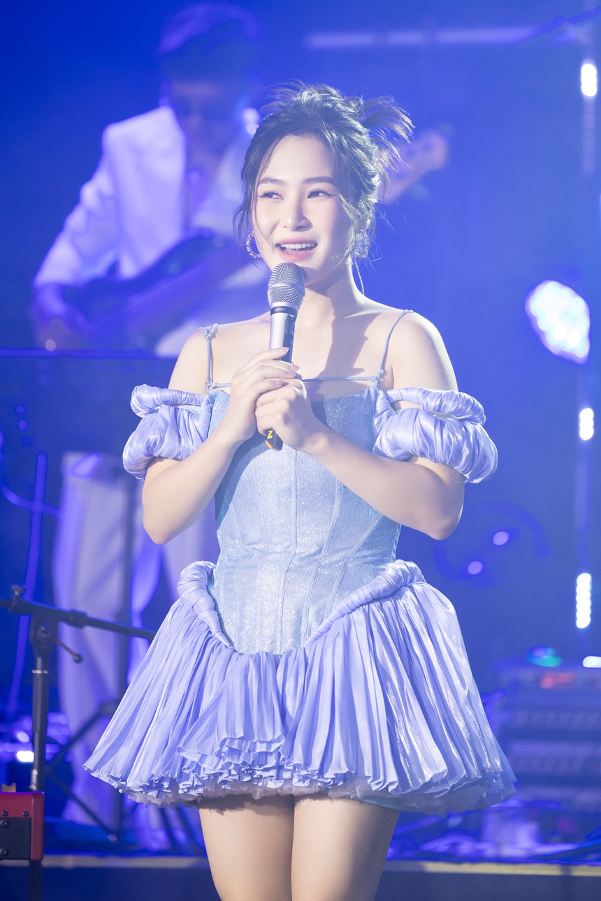 Hoàng Hải song ca với Hương Tràm, tiết lộ lý do "chuyển phòng ngủ lên máy bay" - Ảnh 4.