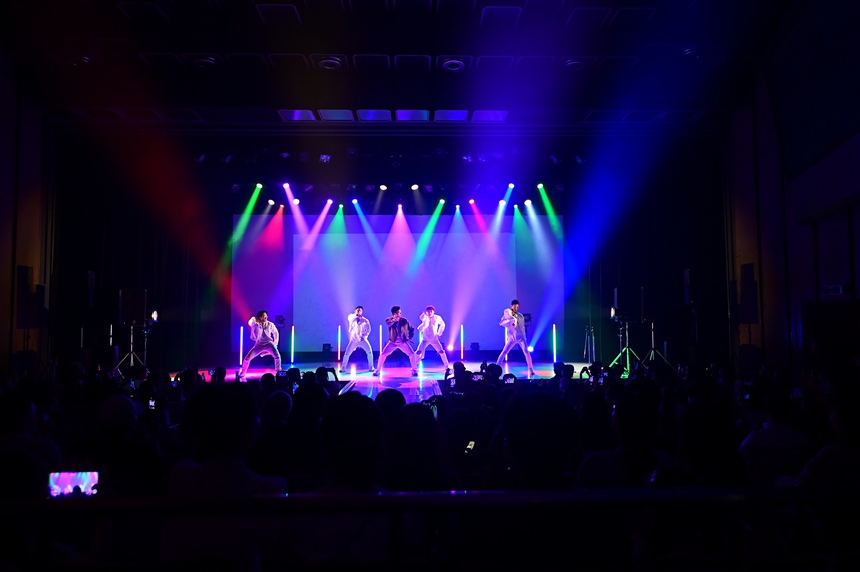 Ngô Kiến Huy được fan chúc mừng sinh nhật sớm tại Tokyo - Ảnh 1.