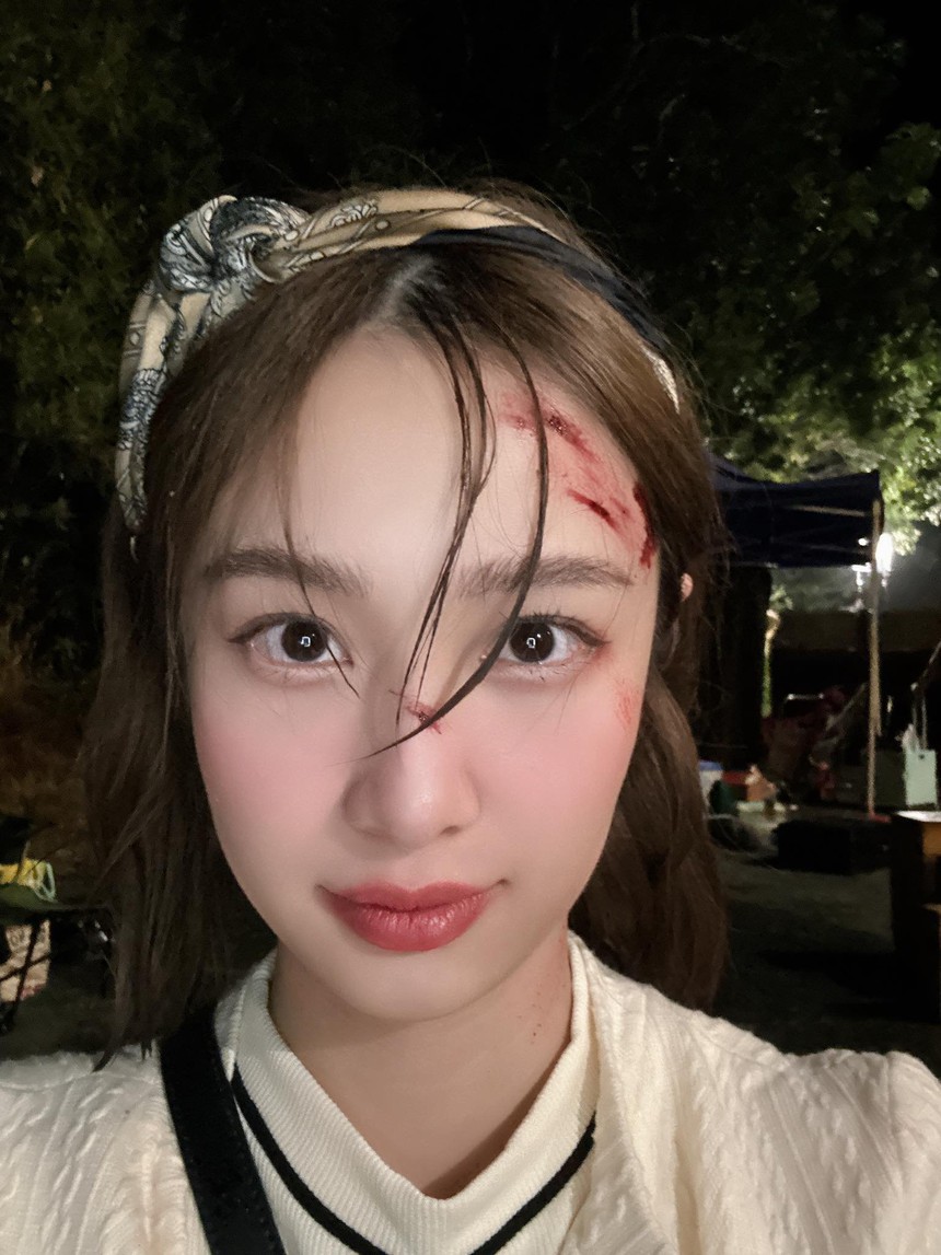 Jun Vũ: Tưởng vai cameo nhẹ nhàng, hoá ra dầm mưa 10 tiếng quay cảnh tai nạn - Ảnh 2. Jun Vũ: Tưởng vai cameo nhẹ nhàng, hoá ra dầm mưa 10 tiếng quay cảnh tai nạn - Ảnh 2.