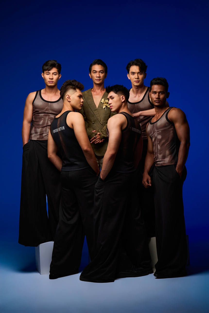 Dàn thí sinh Mister Vietnam 2024 nổi bật trên sàn diễn thời trang ở Singapore - Ảnh 2. Dàn thí sinh Mister Vietnam 2024 nổi bật trên sàn diễn thời trang ở Singapore - Ảnh 2.