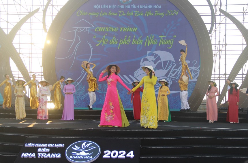 Ấn tượng cuộc diễu hành áo dài trên phố biển Nha Trang - Ảnh 3.