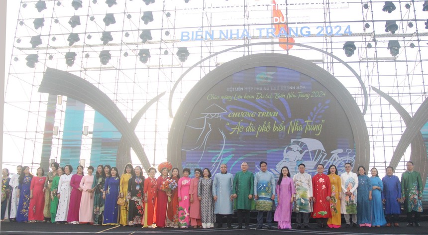 Ấn tượng cuộc diễu hành áo dài trên phố biển Nha Trang - Ảnh 2.