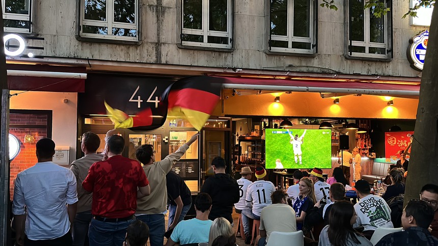 EURO trên từng cây số: Munich, đêm ngọt ngào, đêm chiến thắng - Ảnh 1. EURO trên từng cây số: Munich, đêm ngọt ngào, đêm chiến thắng - Ảnh 1.