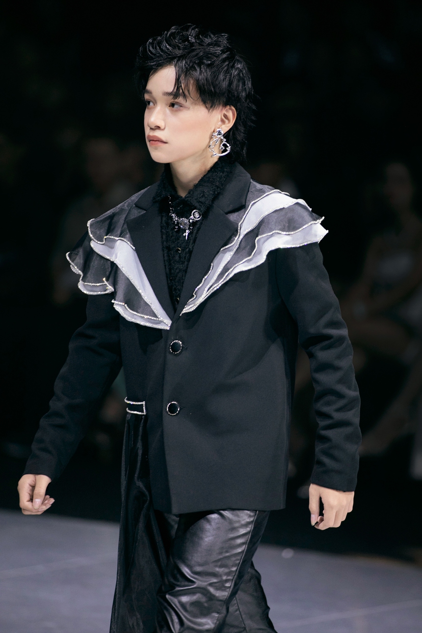 NTK Thảo Nguyễn giới thiệu BTS thời trang lấy cảm hứng từ những đám mây - Ảnh 13.