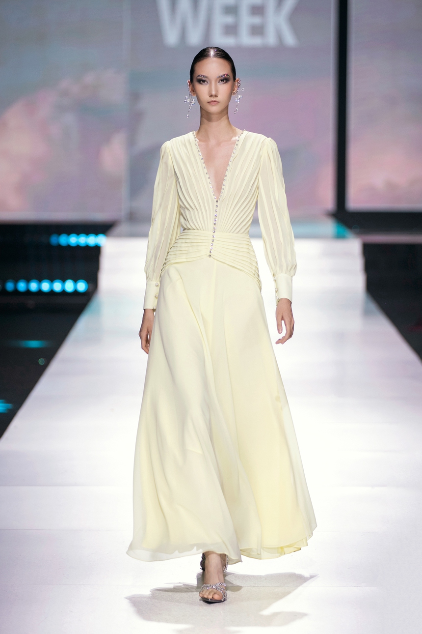 NTK Thảo Nguyễn giới thiệu BTS thời trang lấy cảm hứng từ những đám mây - Ảnh 15.