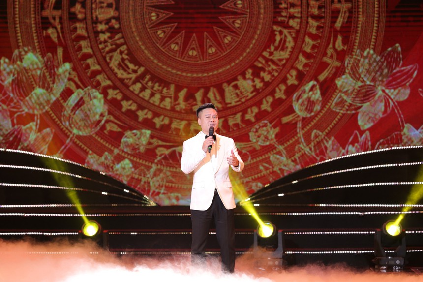 NSƯT Hoàng Tùng hát tôn vinh tình phụ tử nhân Ngày của Cha - Ảnh 1.