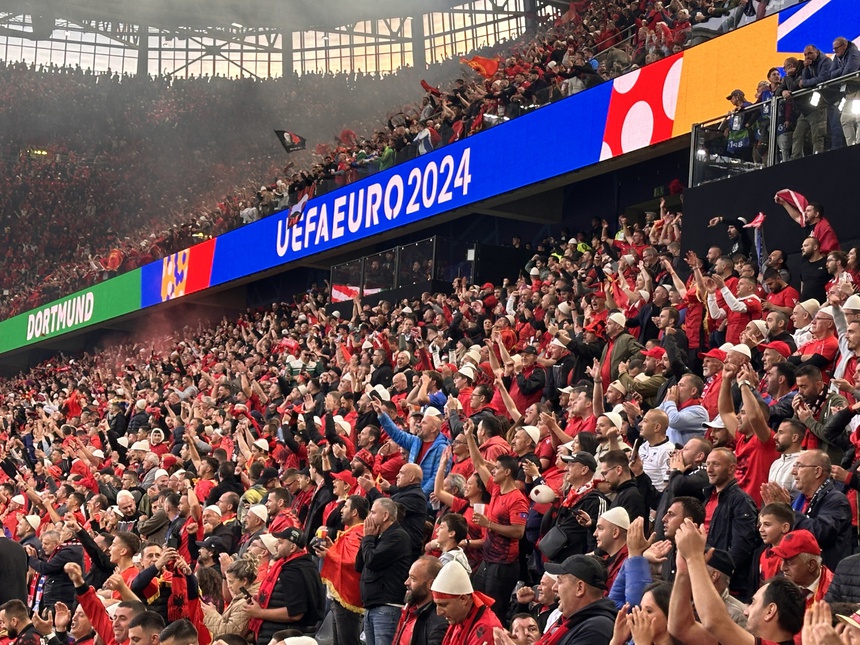 EURO trên từng cây số: Khi những bức tường đỏ phủ kín Dortmund - Ảnh 1.