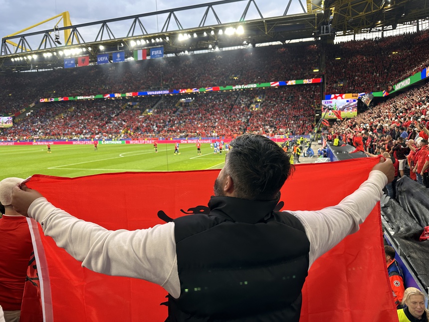 EURO trên từng cây số: Khi những bức tường đỏ phủ kín Dortmund - Ảnh 3.