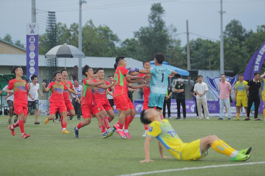 140 xe đạp cho trẻ em khó khăn ở giải bóng đá sân 7 vô địch TP.HCM 2024 - Ảnh 2. 140 xe đạp cho trẻ em khó khăn ở giải bóng đá sân 7 vô địch TP.HCM 2024 - Ảnh 2.