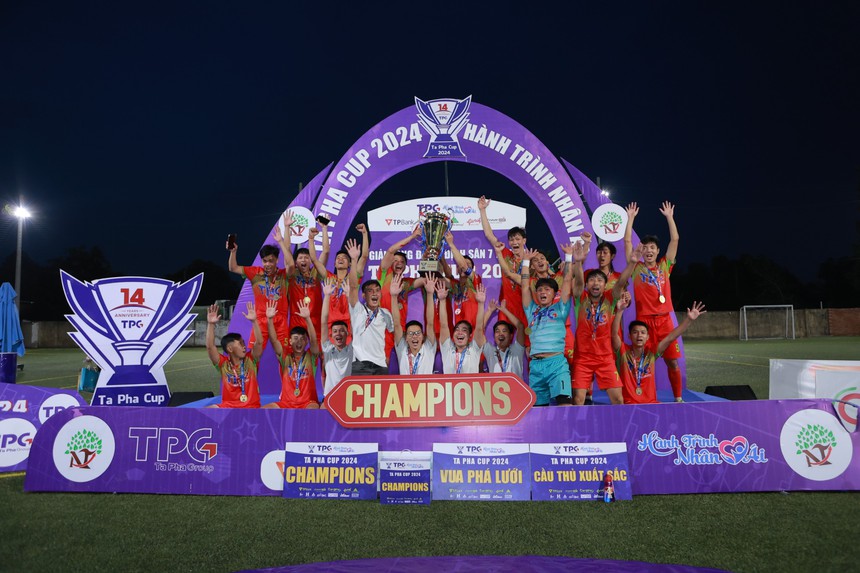 140 xe đạp cho trẻ em khó khăn ở giải bóng đá sân 7 vô địch TP.HCM 2024 - Ảnh 4. 140 xe đạp cho trẻ em khó khăn ở giải bóng đá sân 7 vô địch TP.HCM 2024 - Ảnh 4.