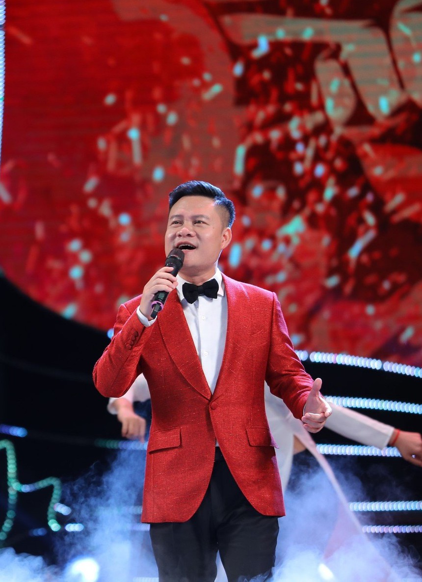 NSƯT Hoàng Tùng hát tôn vinh tình phụ tử nhân Ngày của Cha - Ảnh 4.