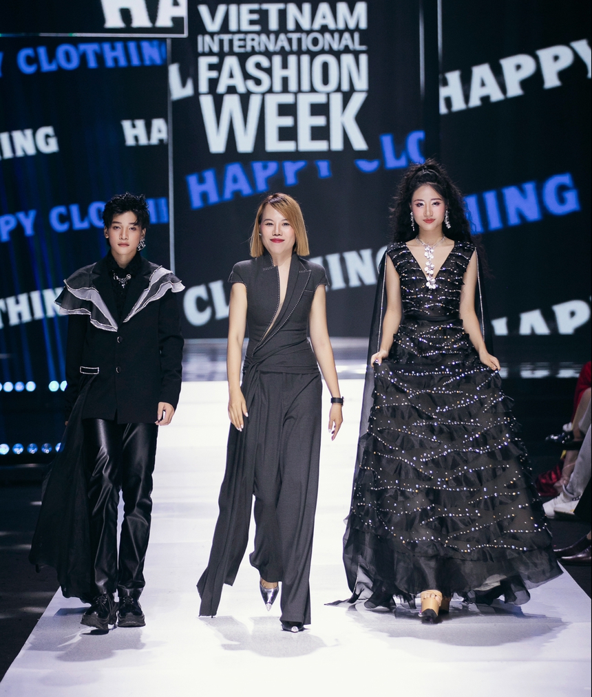 NTK Thảo Nguyễn giới thiệu BTS thời trang lấy cảm hứng từ những đám mây - Ảnh 2.