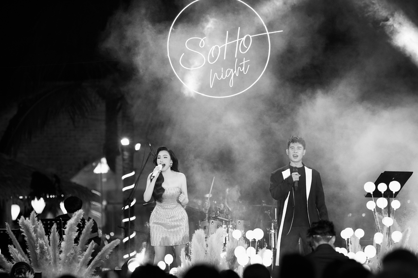 Khoảnh khắc Hồ Quỳnh Hương đi chân trần trong đêm nhạc ở Hội An - Ảnh 5.