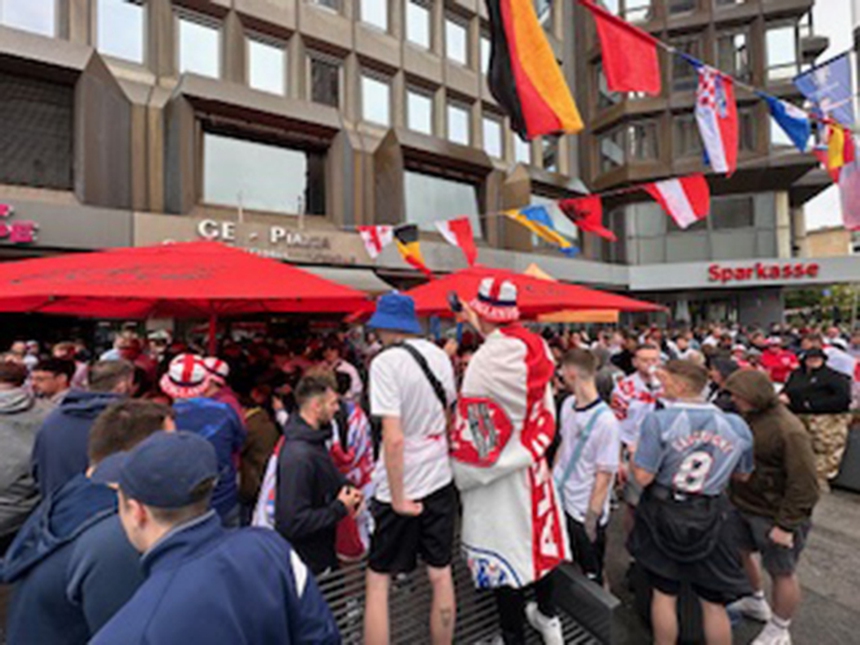 CĐV xứ sương mù quậy tưng bừng trước trận Serbia vs Anh - Ảnh 10.