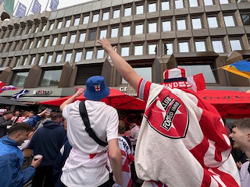 CĐV xứ sương mù quậy tưng bừng trước trận Serbia vs Anh - Ảnh 9.