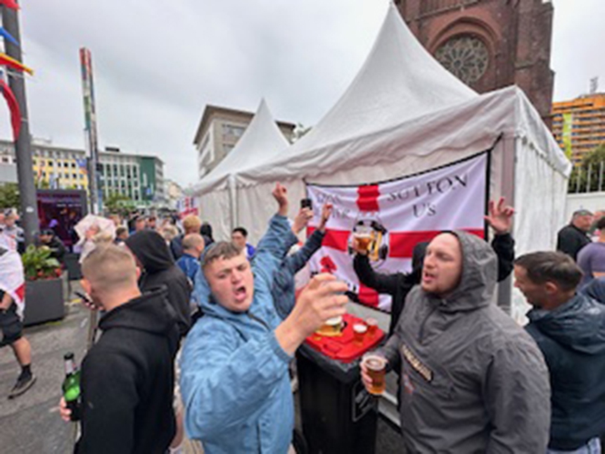 CĐV xứ sương mù quậy tưng bừng trước trận Serbia vs Anh - Ảnh 1.