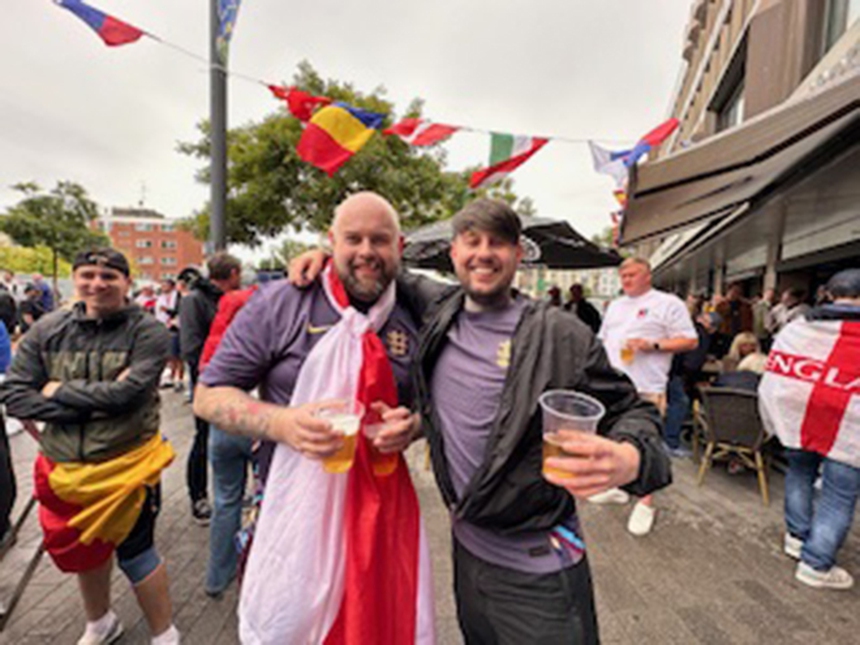 CĐV xứ sương mù quậy tưng bừng trước trận Serbia vs Anh - Ảnh 3.