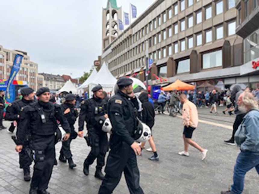 CĐV xứ sương mù quậy tưng bừng trước trận Serbia vs Anh - Ảnh 5.